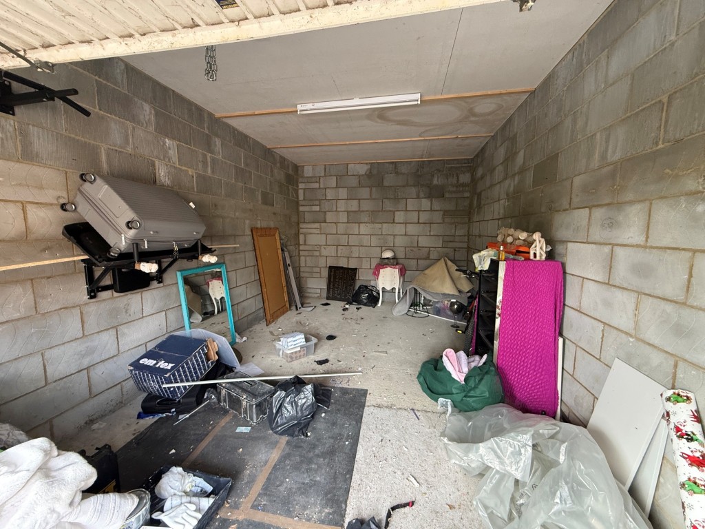 Lot: 64 - THREE-BEDROOM SPLIT LEVEL MAISONETTE - Garage with up and over door